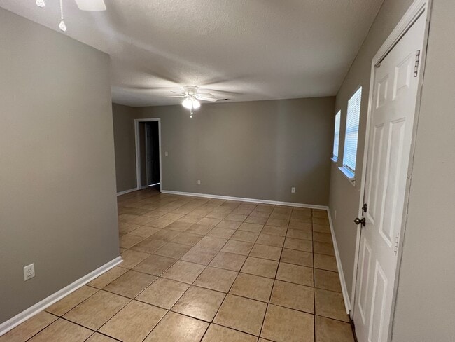 Building Photo - 811 Robin Hood Trail