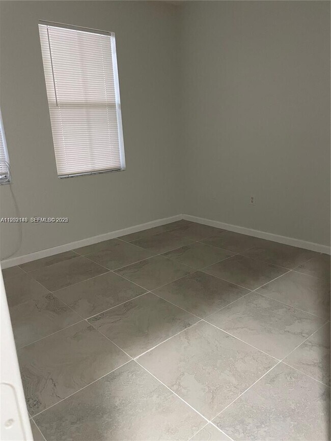 Building Photo - 4295 NE 10th Ct