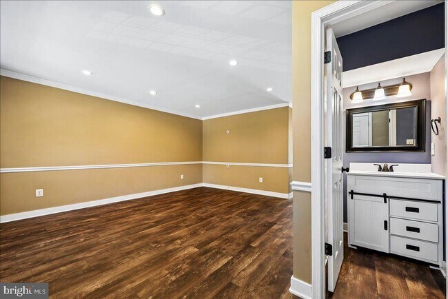 Building Photo - 6630 Commodore Ct