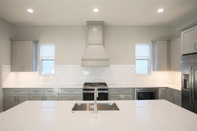 Building Photo - 3018 Sunridge Dr