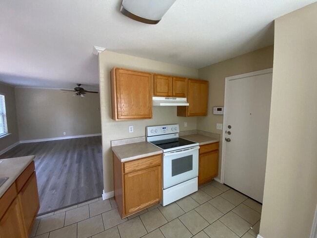 Building Photo - Charming and Spacious Home in a Quiet and ...