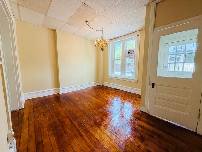 Building Photo - 560 Manor St