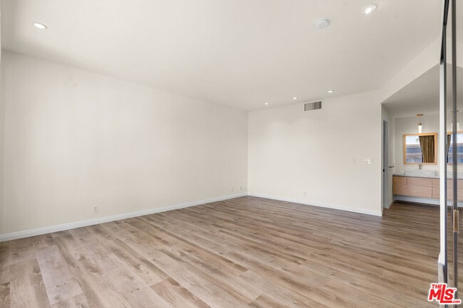 Building Photo - 4460 Wilshire Blvd