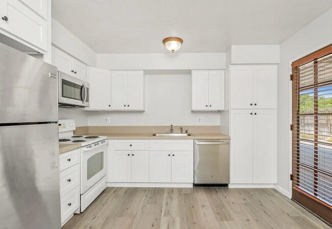 Building Photo - Beautiful 3 Bedroom 2 Bath