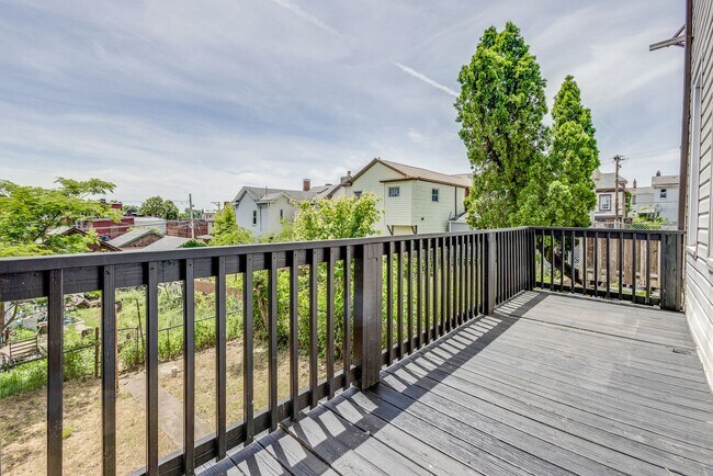Building Photo - AVAILABLE NOW - Beautifully RENOVATED 3 Bedroom Home w/ TONS of Natural Light!
