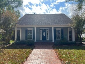 Building Photo - Large Single Family Home in Great Neighborhood