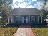 Building Photo - Large Single Family Home in Great Neighborhood