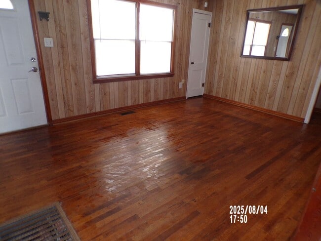 Building Photo - centrally located, pets negotiable with owner approval