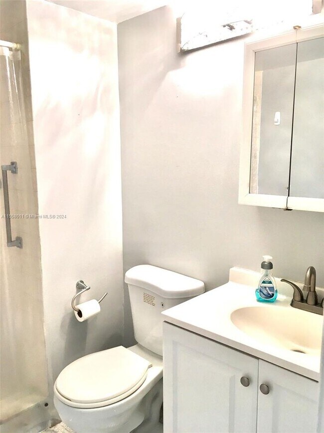 Building Photo - 9410 N Hollybrook Lake Drive 103, Pembroke...