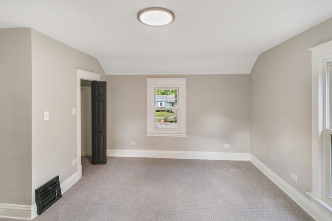 Building Photo - 1525 Burr Oak Rd