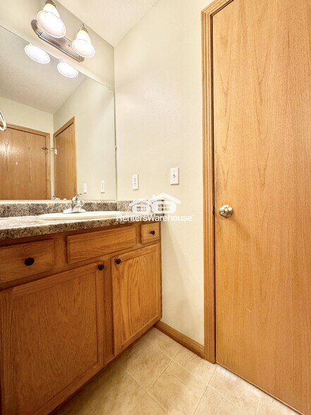 Building Photo - 2011 E 1st Ave