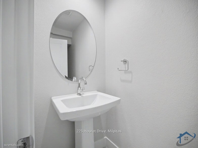 Building Photo - 225 Houret Dr