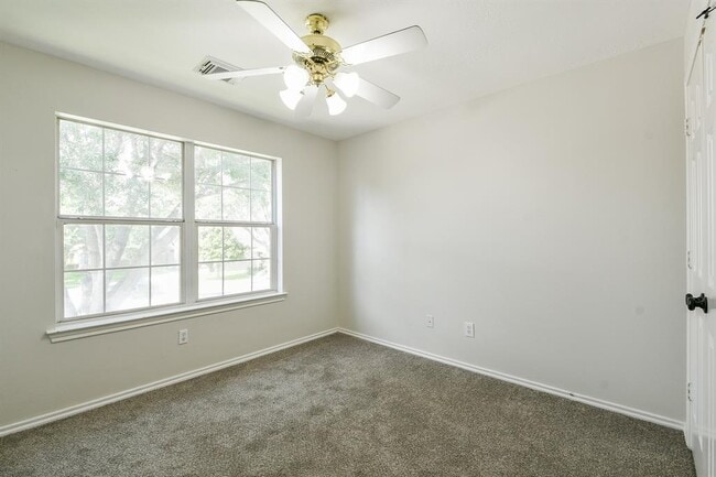Building Photo - 112 Glade Bridge Ct