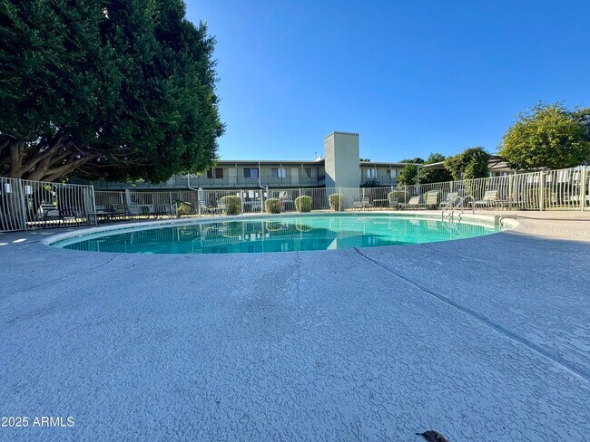 Building Photo - 1702 W Tuckey Ln