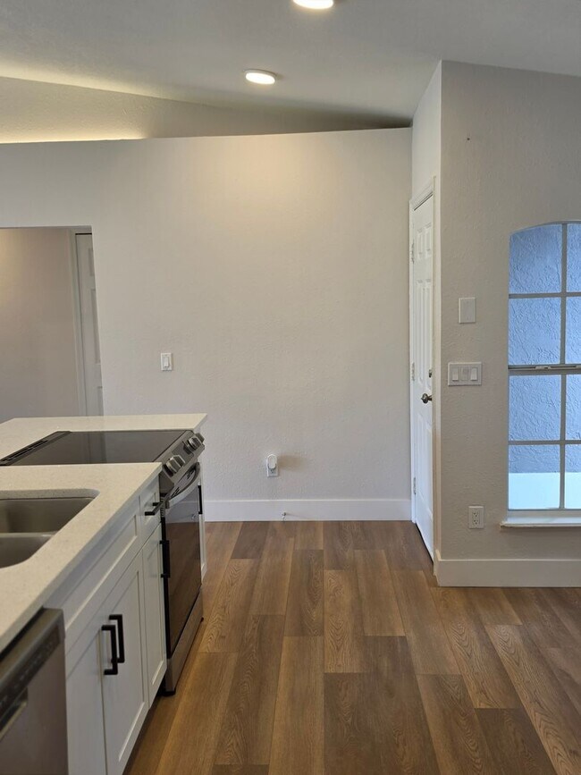 Building Photo - FOR RENT!!! SIMPLY STUNNING (REMODELED) 3 BEDROOM 2 BATH SINGLE FAMILY HOME...