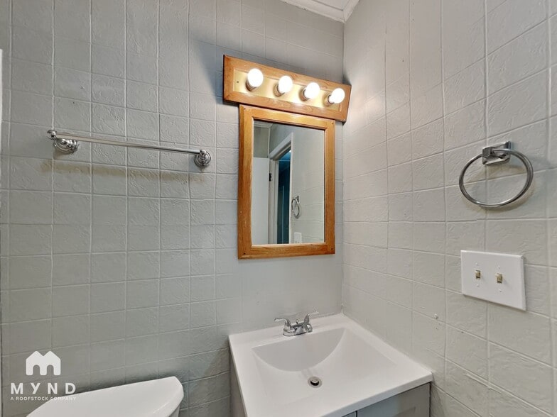 Building Photo - 2225 Lisa Ann Dr