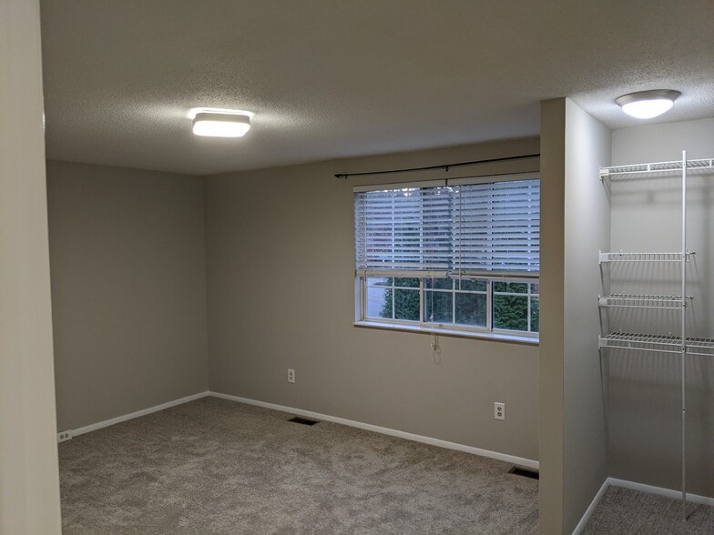 Master bedroom overlooking patio - 7747 Kelley Ct