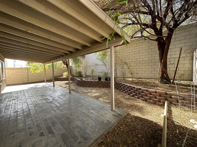 Building Photo - 5537 Spruce Hill Ct