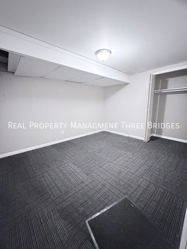 Building Photo - 241 Flora Dr