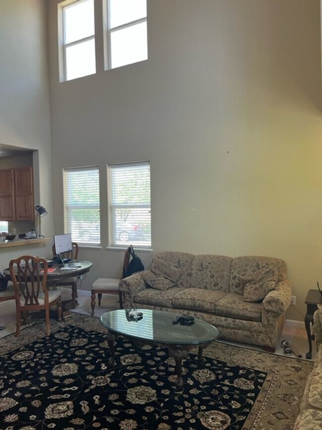 Building Photo - Beautiful move-in ready patio home in Fort...