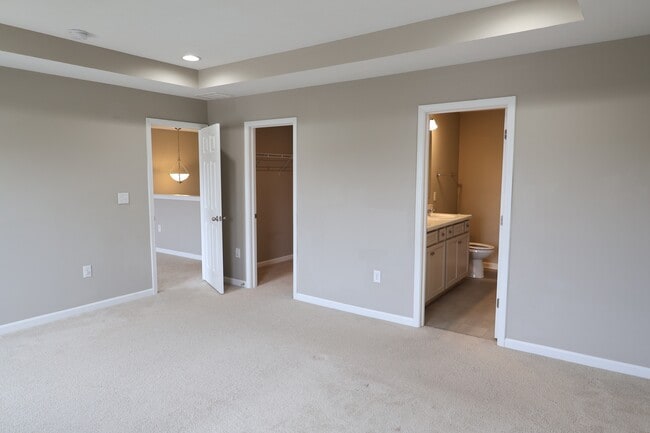 Building Photo - 1899 Lakecrest Dr