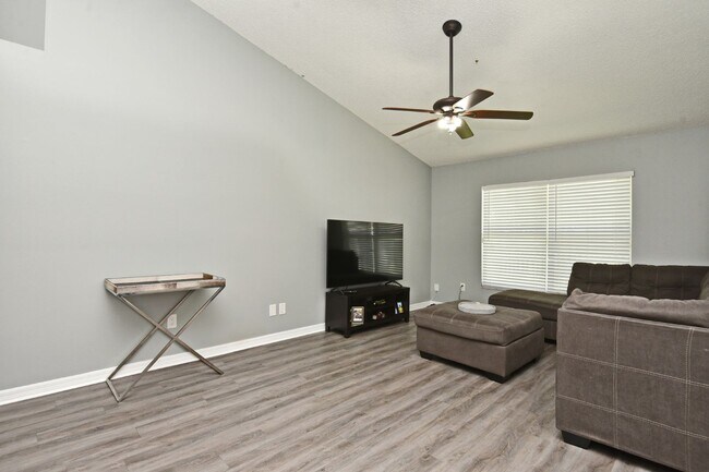 Building Photo - Charming 3/2 home 32825