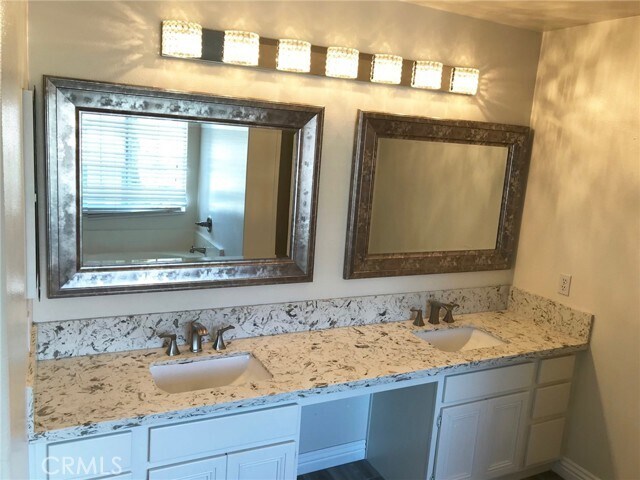 Building Photo - 15 Brookhollow