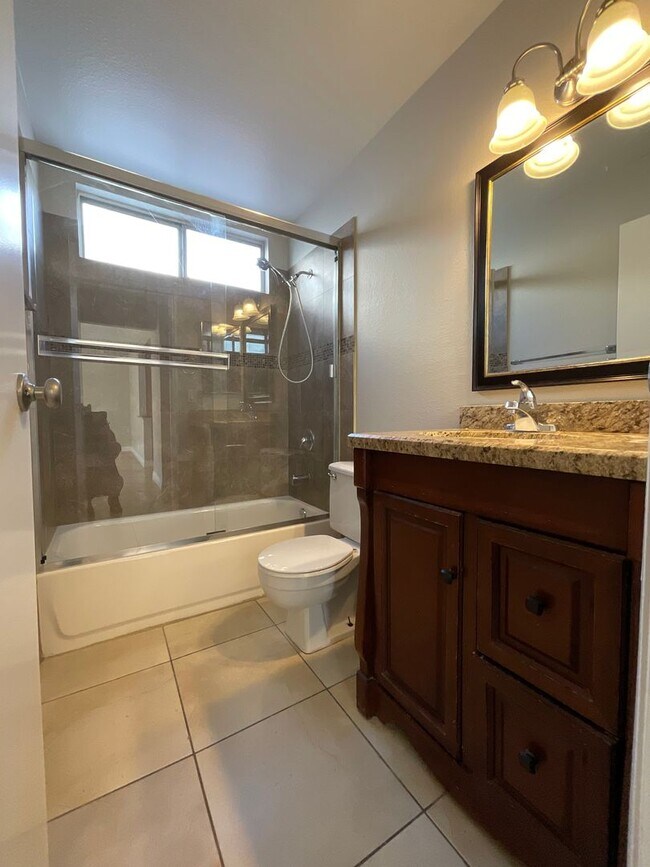 Building Photo - Single story home, 3br, 2bath, 1cg