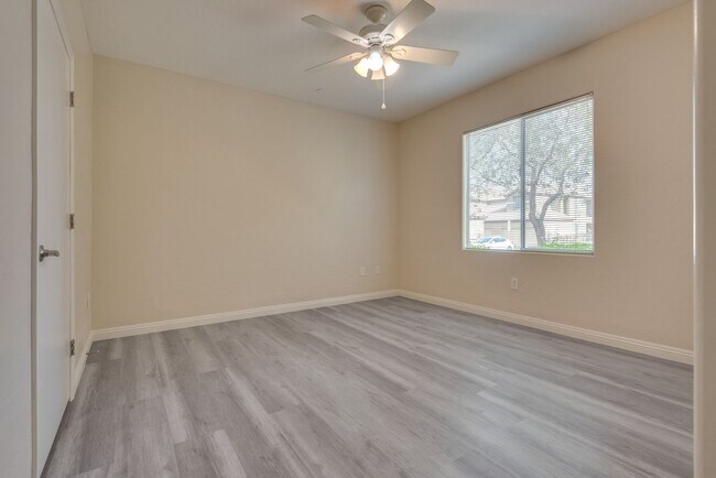 Building Photo - 6868 Sky Pointe Dr