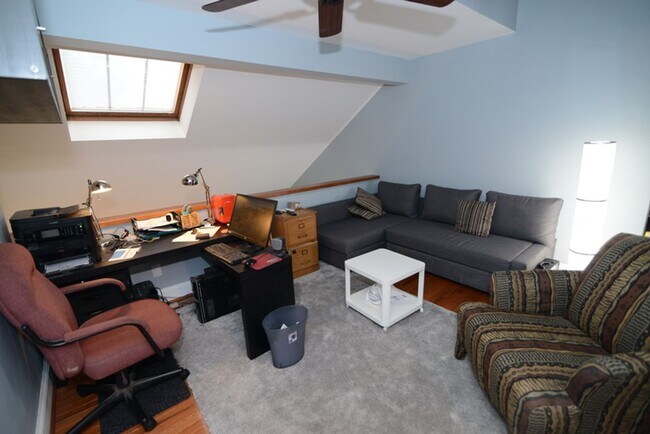 Building Photo - Single Family Townhome, 2 bedrooms, 3 full...