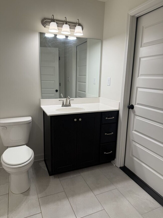 Building Photo - Beautiful 4-bedroom 3 full bathroom home i...