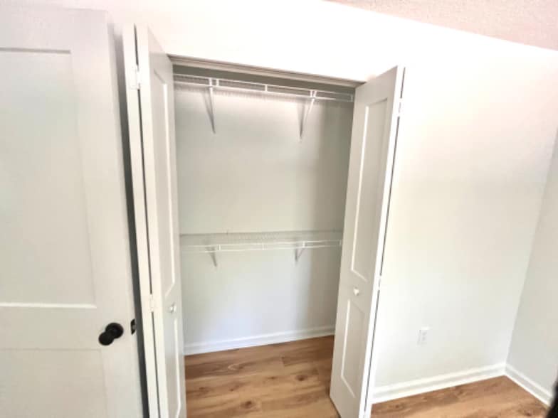 Building Photo - 615 Azalea Ln