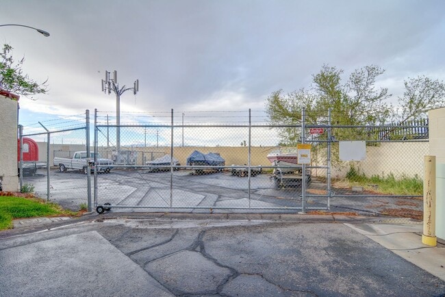 Building Photo - 5620 Hobble Creek Dr