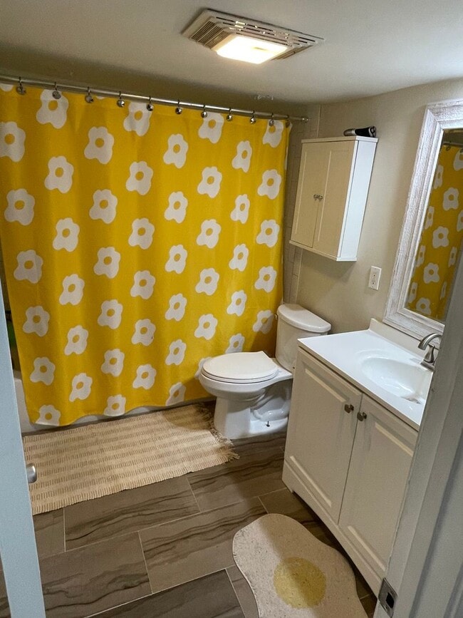 Building Photo - Renovated 2BD off St Charles Ave with Laundry