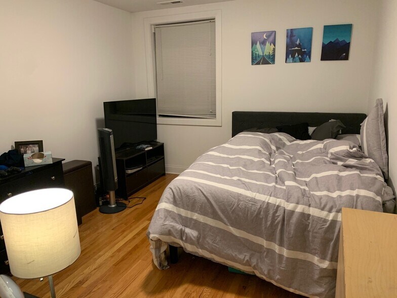 Building Photo - 3142 N Racine Ave