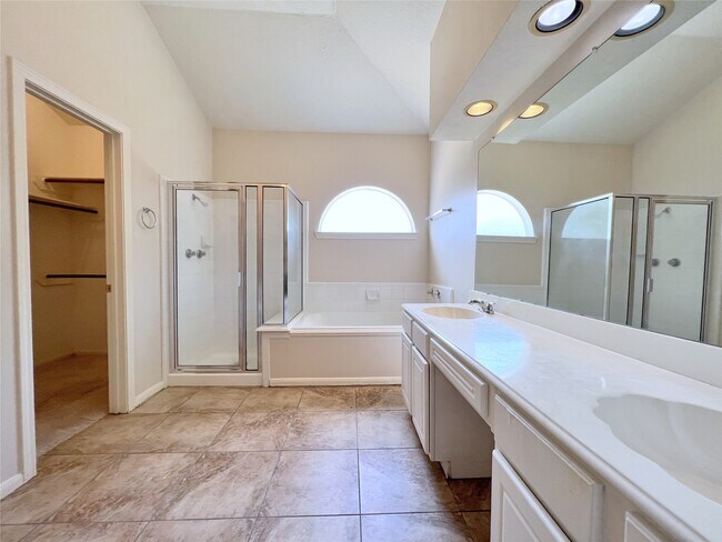 Building Photo - 4723 Silverlake Dr