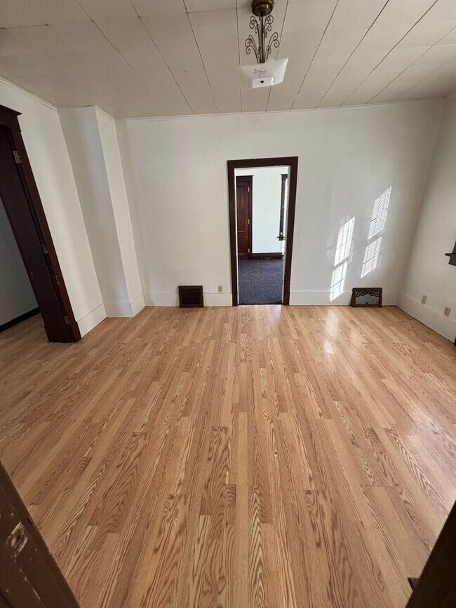 Building Photo - 128 E Davenport St