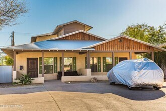 Building Photo - 1108 E 10th St