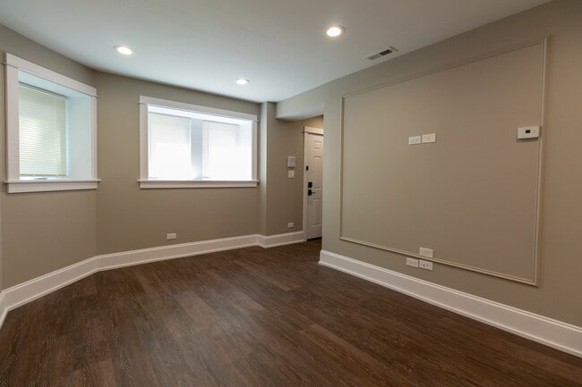 Building Photo - 3757 W Addison St