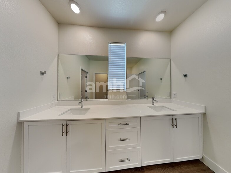 Building Photo - 534 Silverbell Falls Pl