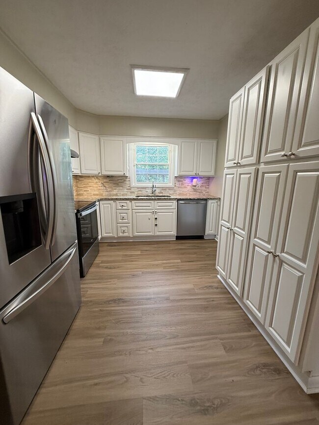 Building Photo - 300 Talbert Dr