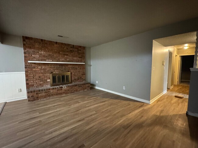 Building Photo - 3 bed 1 bath 2 car garage