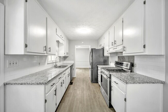 Building Photo - 608 Wood Ridge Dr