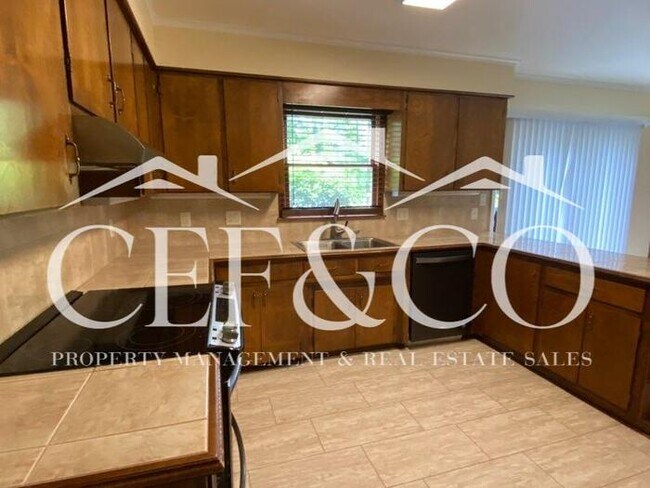 Building Photo - Large 2-Story 3BR/3BA Home with Garage, Ap...