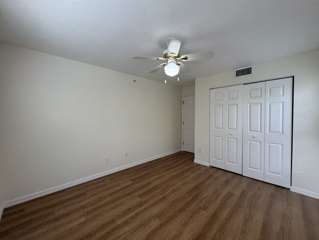 Building Photo - 815 Montrose Dr