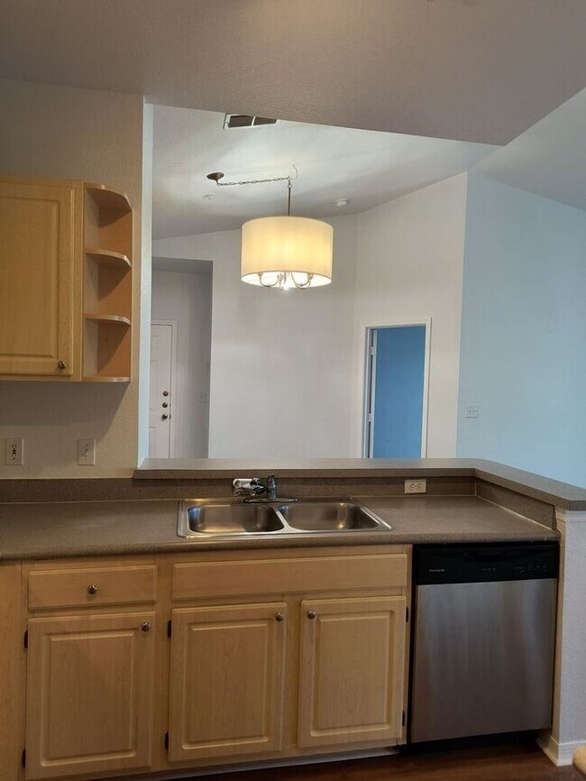 Building Photo - FREE RENT!!! Spacious condo in Gated Legacy Dunes
