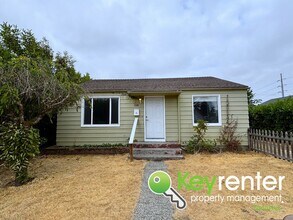 Building Photo - 4 Bedroom 2 Bathroom Tacoma Rental with Ga...
