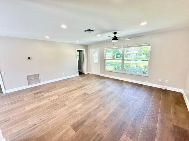 Building Photo - ** CENTRAL NAPLES **4 BED / 2 BATH ** POOL**PETS OK**ANNUAL RENTAL**