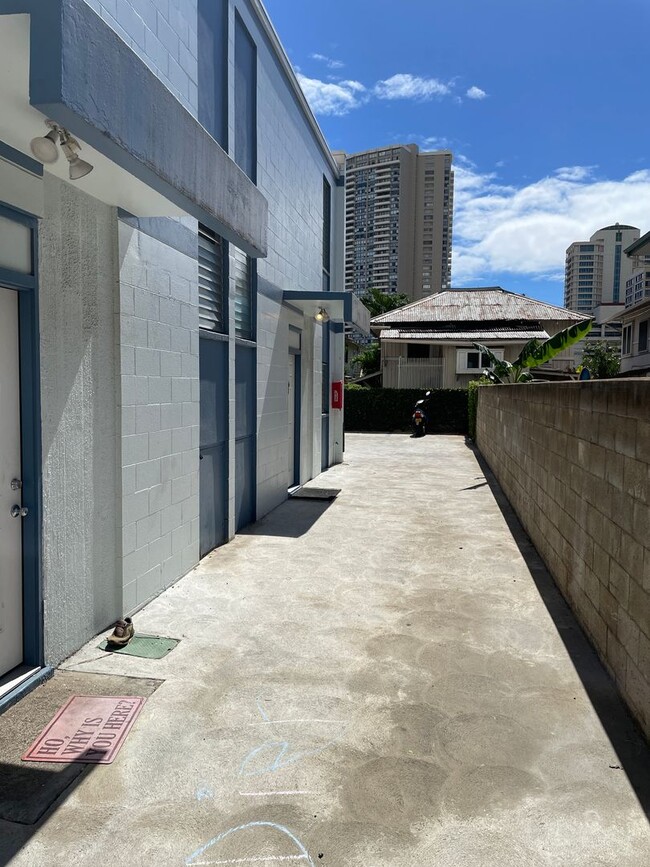 Building Photo - Moiliili/University - Date St - 3 Bdrm/1.5...