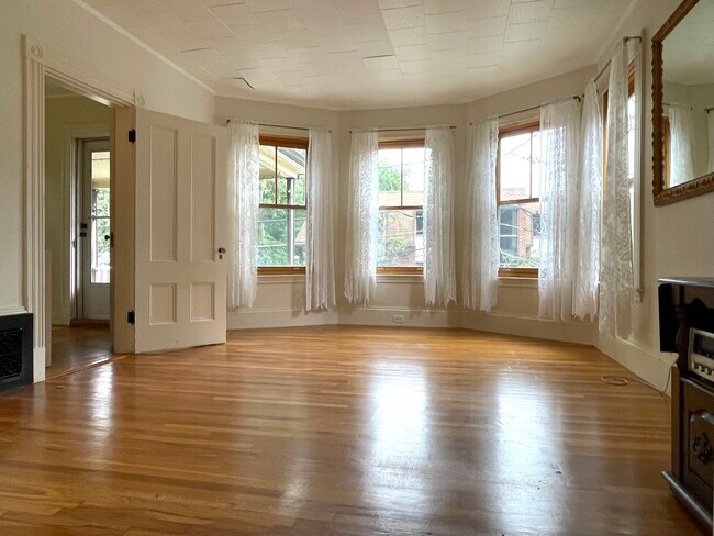 Building Photo - 20 Central St